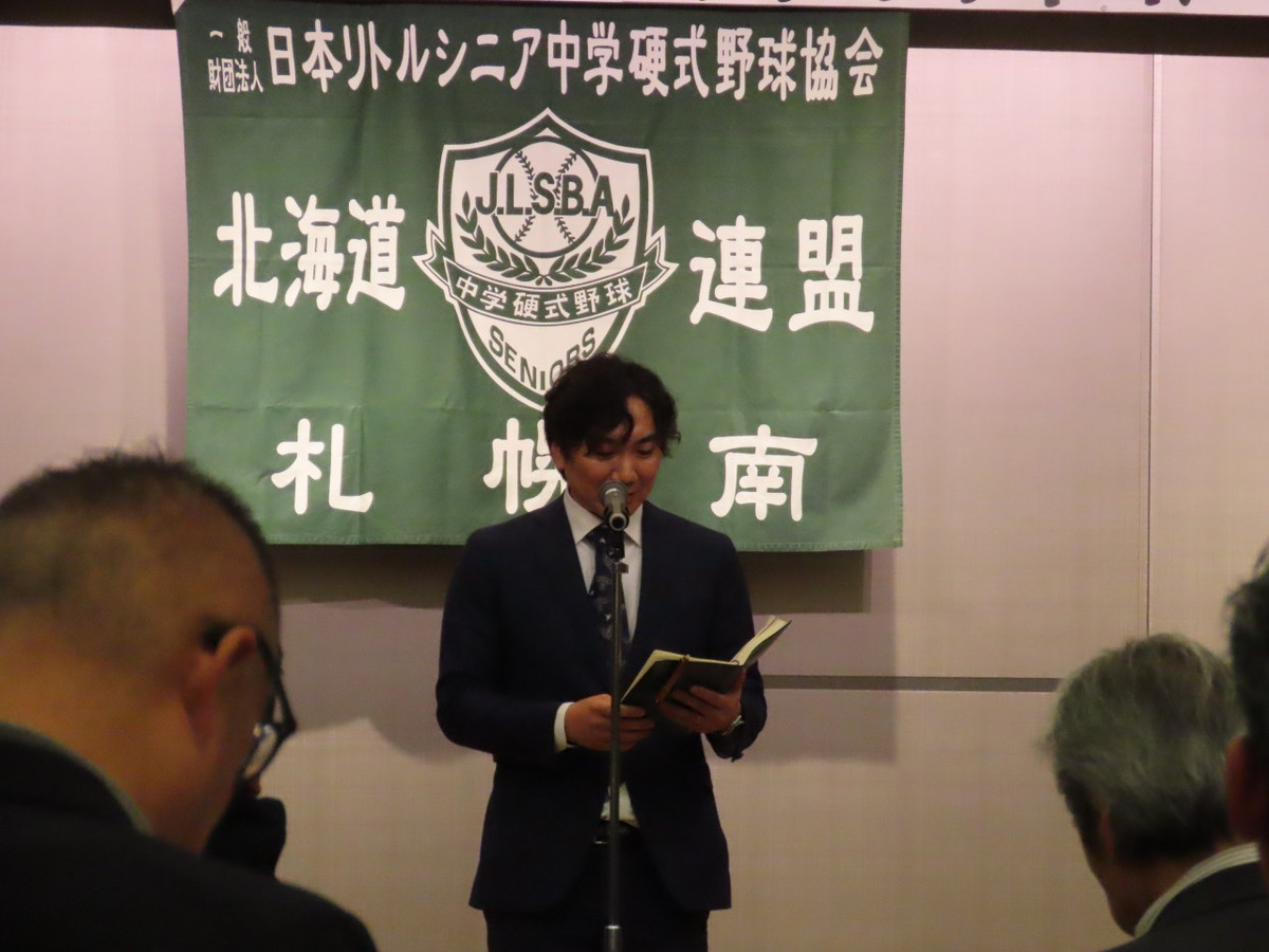 挨拶する古内さん