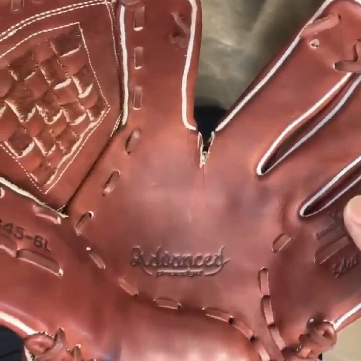 修理前のグラブ写真