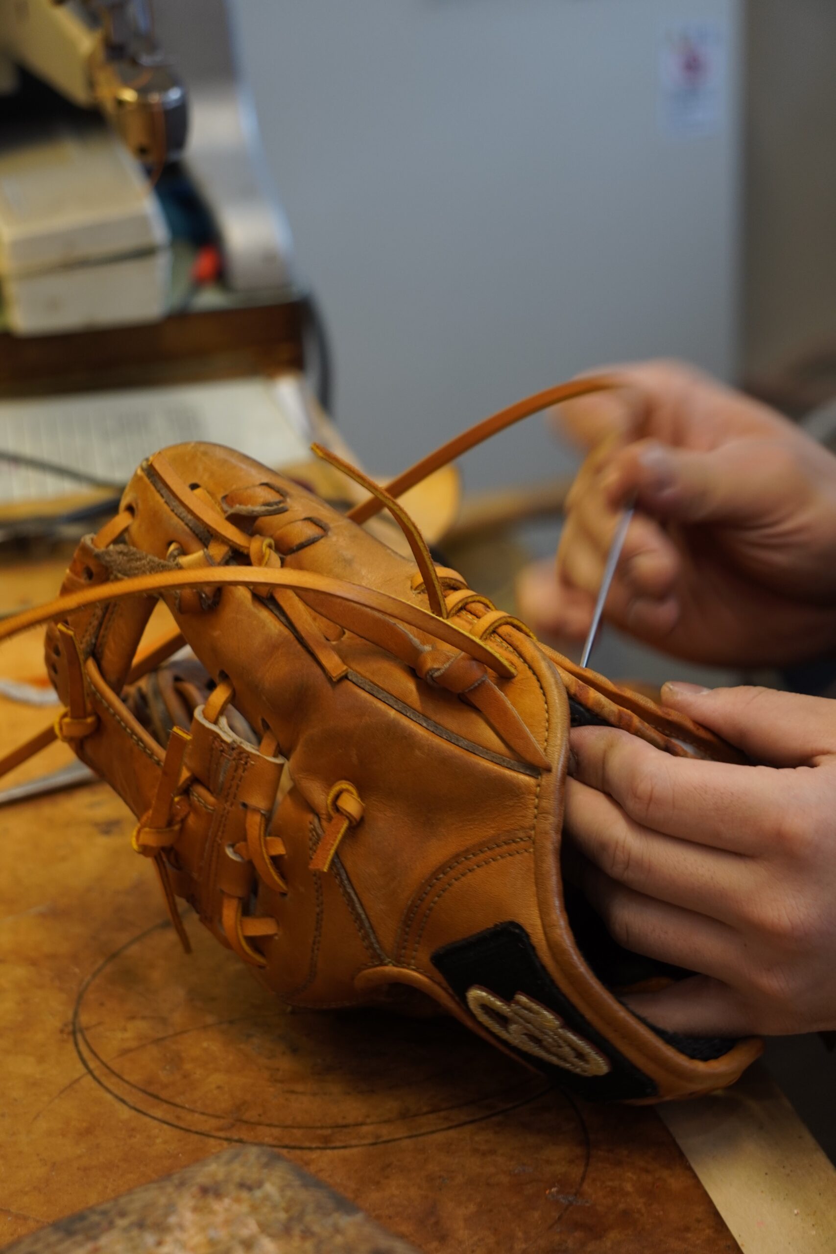 グラブ修理を行っているグラブシェフの様子